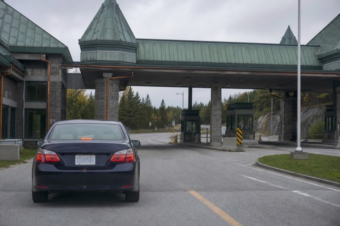 Car with US plates arriving at a Canadian land border crossing on the route toward Quebec City
