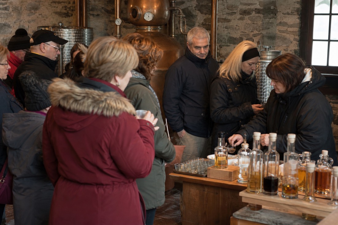 Small tour group tasting local products at a producer's stand on Île d'Orléans